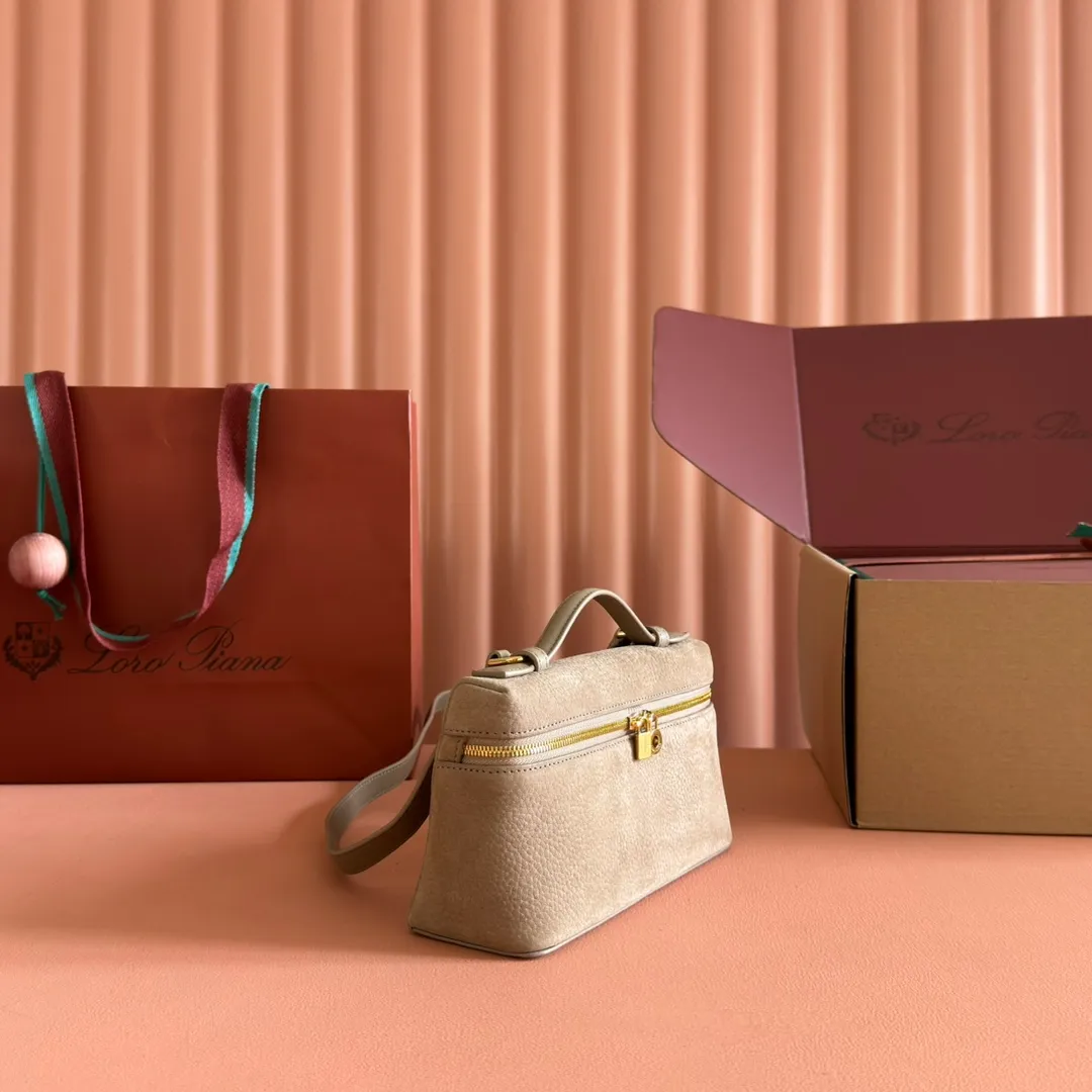 p1160💋💋💋【Original leather configuration counter complete package】 𝐋𝐨𝐫𝐨 𝐏𝐢𝐚𝐧@ Extra pocket L19 series handbag/crossbody bag, all steel deerskin, the most comfortable life is not defined, just like loro The material design of pian@ does not require complicated design styles. The simple and soft outline is elegant and durable, like an exquisite cosmetic case, which perfectly balances appearance and functionality. The leather is delicate and feels as soft as butter. The small bag has a large capacity. It is not only portable with a thin shoulder strap, but can also be worn cross-body. Sisters who have a special liking for minimalist style can buy it. It is simple and versatile. The simpler, the more different. Stars and Instagram celebrities are all planting it. There are two sizes of 19 cm and 27 cm. One is exquisite and casual, and the other is elegant and grand. Size: Small: length 19×width 7×height 12cm (